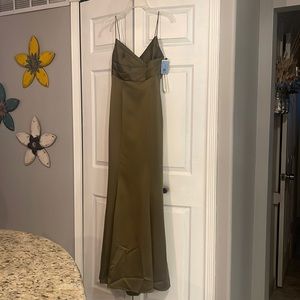 David’s Bridal formal bridesmaid dress- size 6, NWT never worn. Color fern green